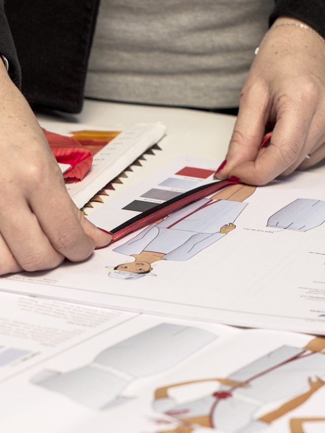 Photo de la phase de recherche de couleur et de tissu pour les uniformes de l'entreprise Kupertino Technology