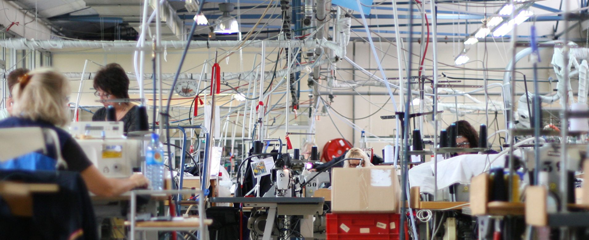 Photo des ouvriers en pleine conception d'uniformes au sein de l'entreprise Kupertino Technology