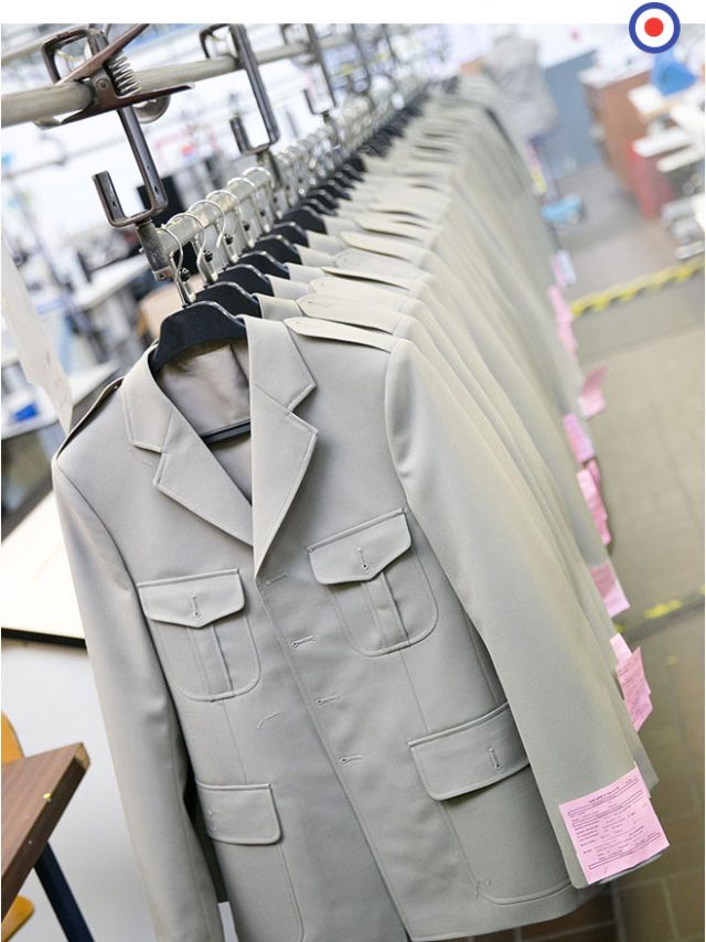 Photo d’uniformes en sur-mesure en série confectionnés dans l’usine Kupertino Technology de Calais