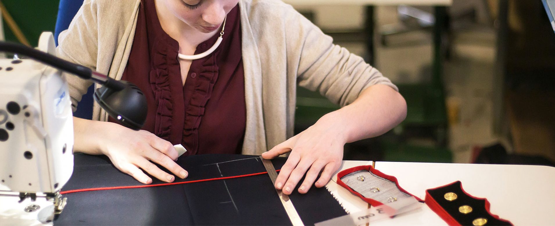 Photo de la découpe des uniformes chez Kupertino Technology