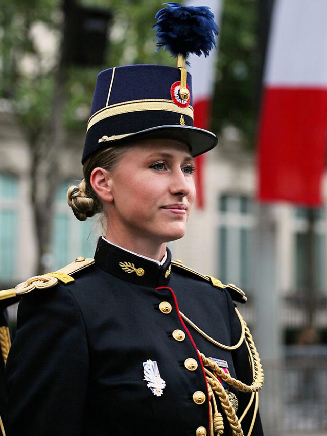 Photo d'un soldat en uniforme de prestige réalisé par Kupertino Technology